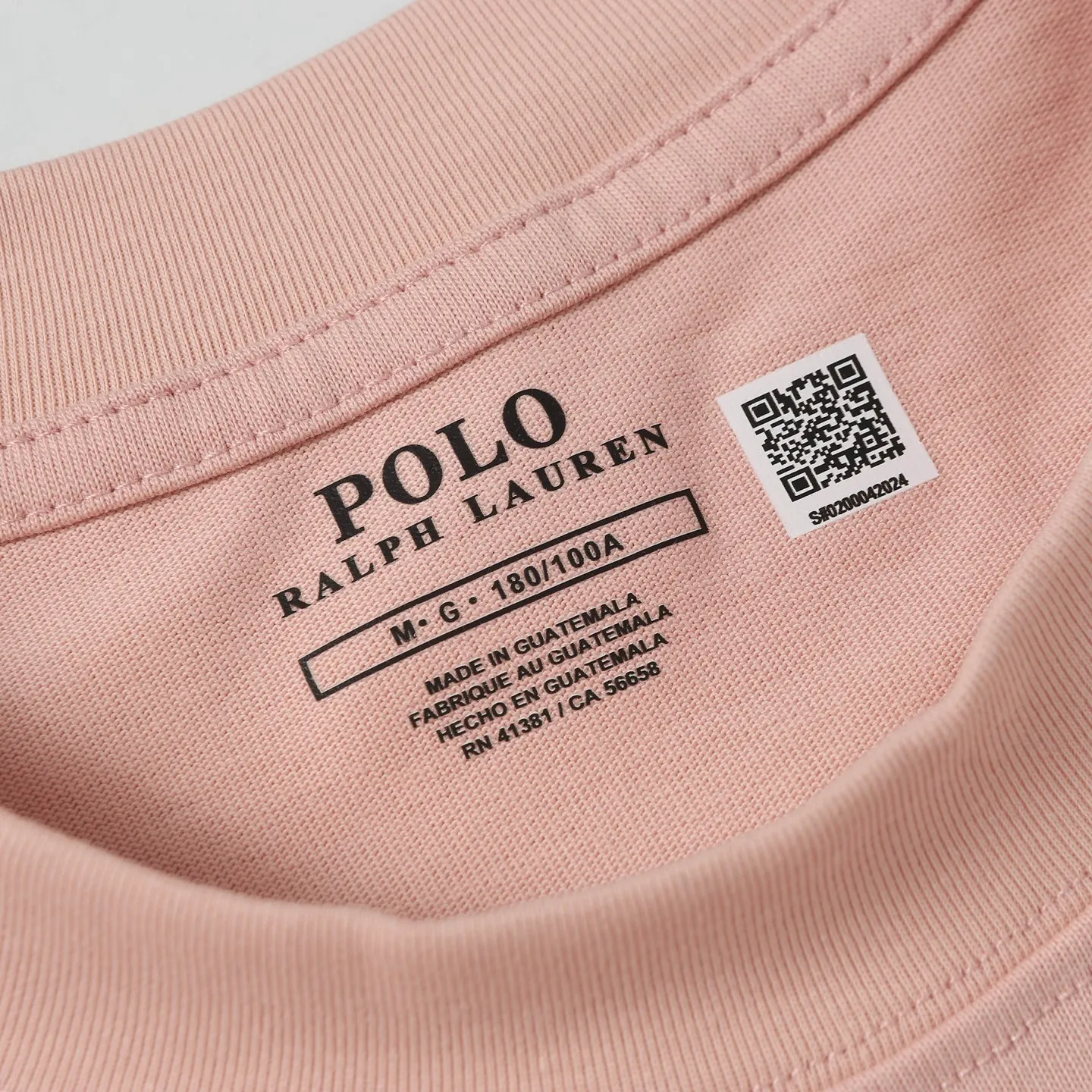 P130 Style number: A001 Brand reputation: Ralph Lauren is an internationally renowned high-end fashion brand that represents quality, style and status. Wearing its short sleeves can highlight consumers' taste and body. Classic design: The brand has unique and enduring classic design elements, such as the polo logo, iconic color matching, etc., which are both fashionable and recognizable. High-quality fabric: Made of double yarn 280g fabric, usually made of high-quality cotton fabric, which is soft, breathable, and sweat-absorbent, comfortable to wear, and suitable for various occasions and seasons. Exquisite craftsmanship: Pay attention to detail processing and production technology, neat stitching, and tailoring to ensure the durability and beauty of the clothing. Diversified styles: covering a variety of styles from casual to formal, simple to gorgeous, meeting the individual needs and wearing scenarios of different consumers. Strong matchability: Can be matched with a variety of bottoms, jackets and accessories to easily create a variety of different fashion looks. Inheritance and innovation: While maintaining the traditional charm of the brand, we constantly innovate designs and incorporate new fashion elements to keep our products attractive. Brand values: The American lifestyle and positive values ​​conveyed by Ralph Lauren are also recognized and yearned for by consumers. Color: Black White Gray Blue White Blue Red Pink Sky Blue Bean Green Burgundy Complete Sizes: S, M, L, XL,